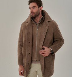 Демисезонный тренч из замши со съемной манишкой