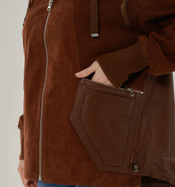 Замшевая куртка с капюшоном 