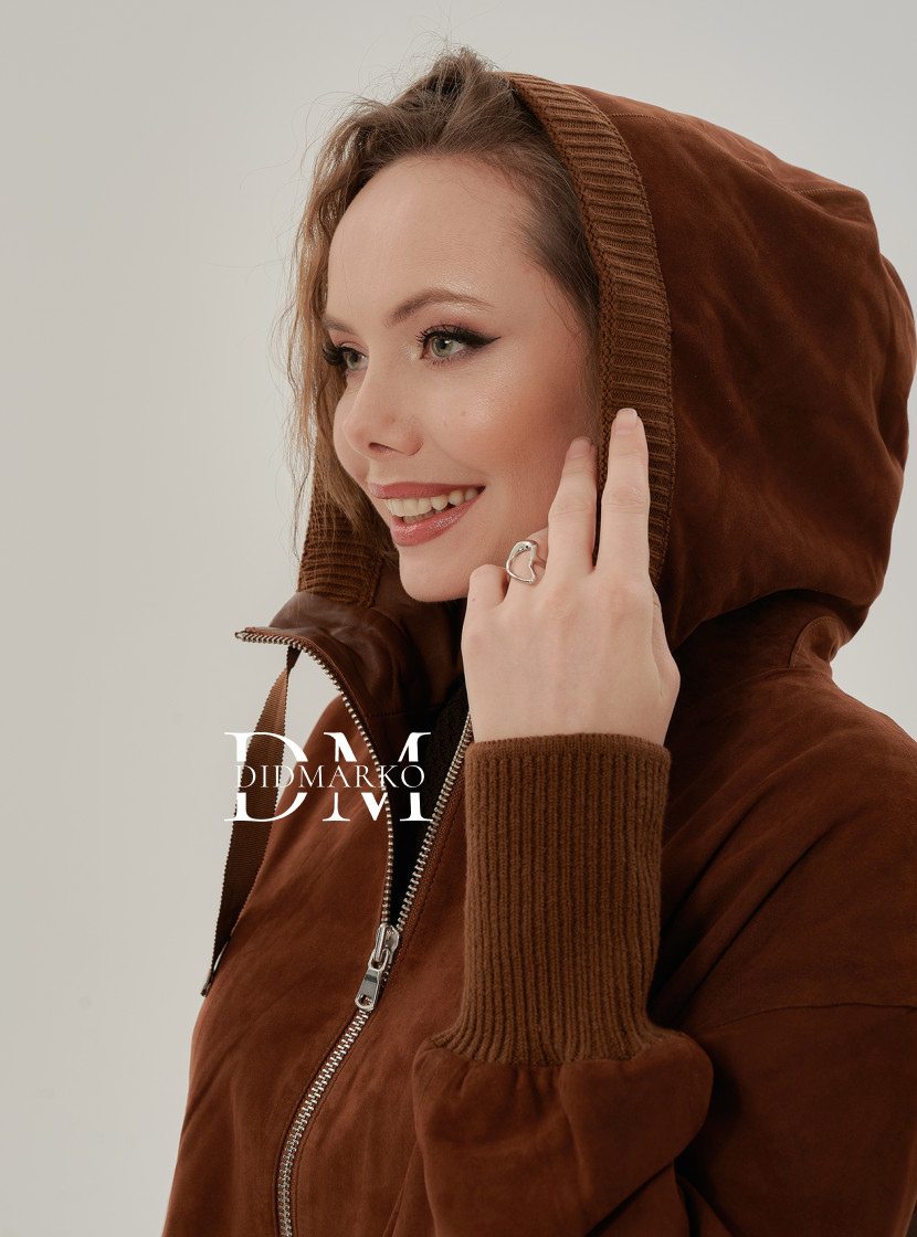 Замшевая куртка с капюшоном 