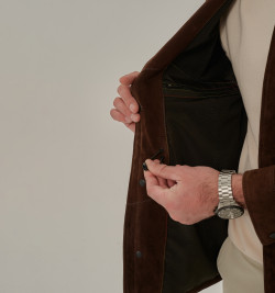 Замшевый жакет мужской коричневого цвета