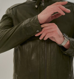 Кожаная куртка в цвете хаки мужская
