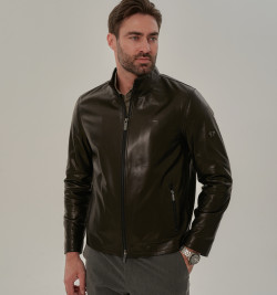Мужская кожаная куртка: классика без излишеств 
