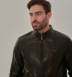 Мужская кожаная куртка: классика без излишеств 