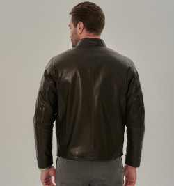 Мужская кожаная куртка: классика без излишеств 