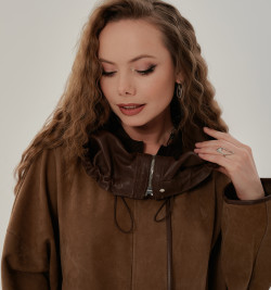 Удлиненная женская кожаная куртка с капюшоном 