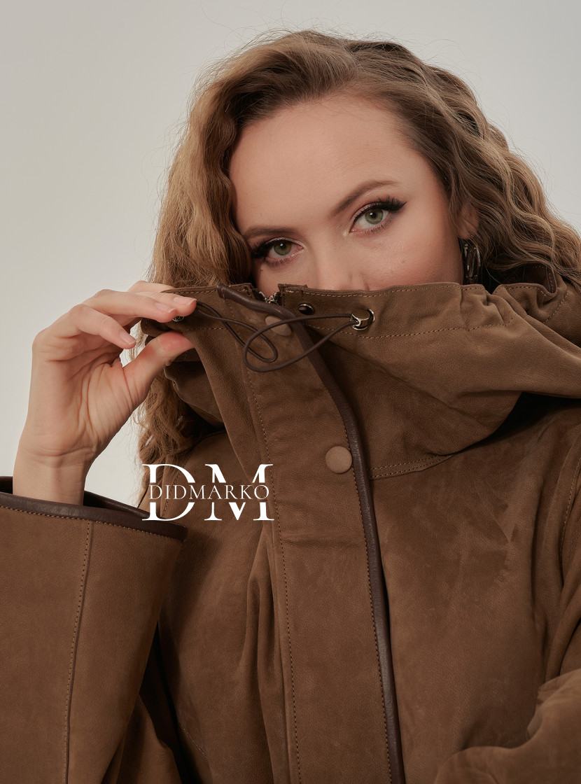 Удлиненная женская кожаная куртка с капюшоном 