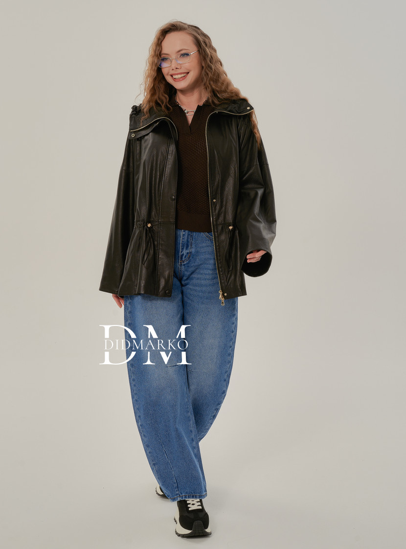 Легкая кожаная куртка с капюшоном на весну