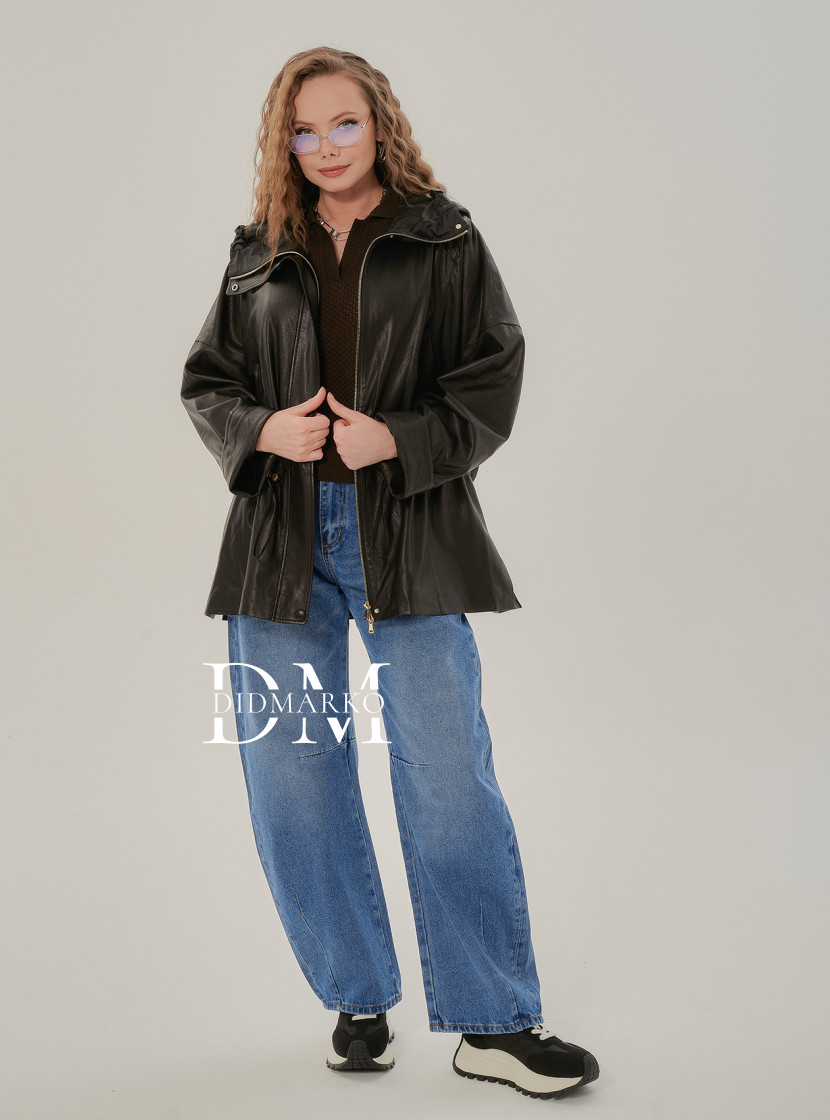 Легкая кожаная куртка с капюшоном на весну