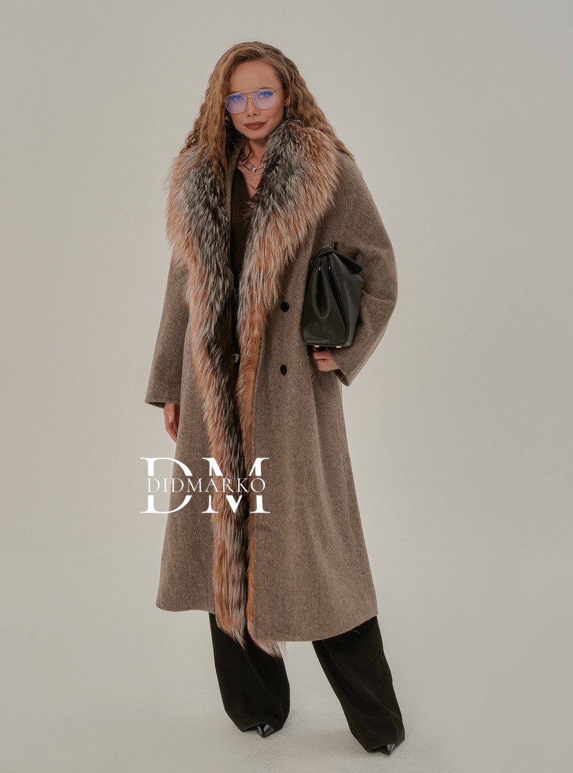 Стильное пальто c мехом лисы