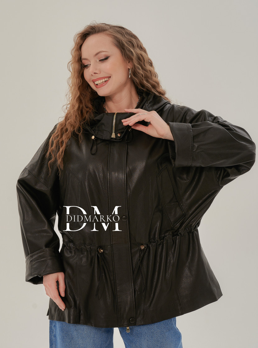 Легкая кожаная куртка с капюшоном на весну