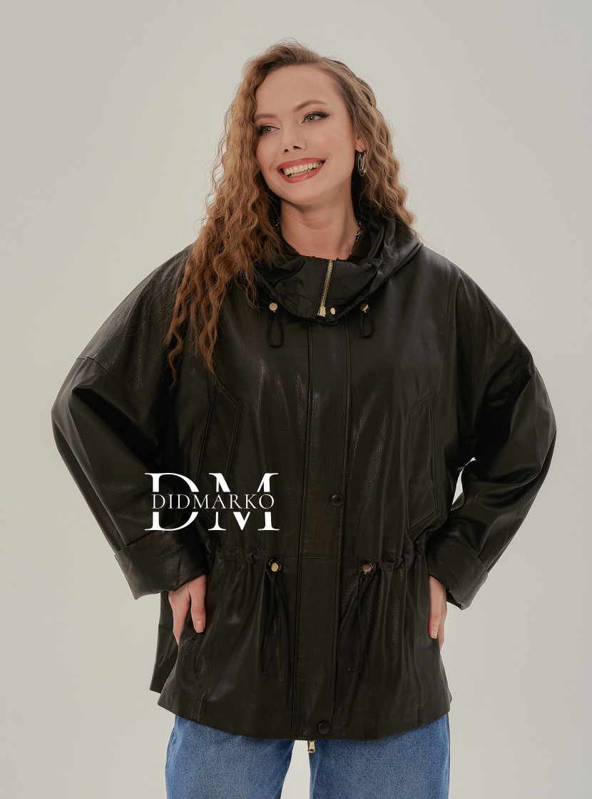 Легкая кожаная куртка с капюшоном на весну