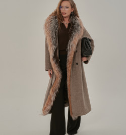 Стильное пальто c мехом лисы