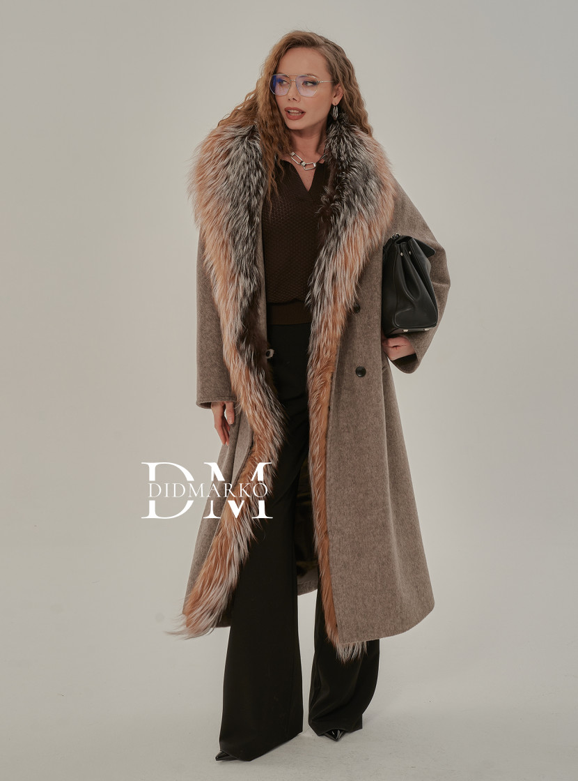 Стильное пальто c мехом лисы