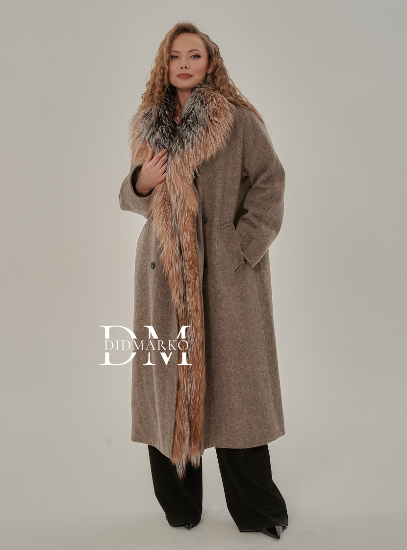 Стильное пальто c мехом лисы