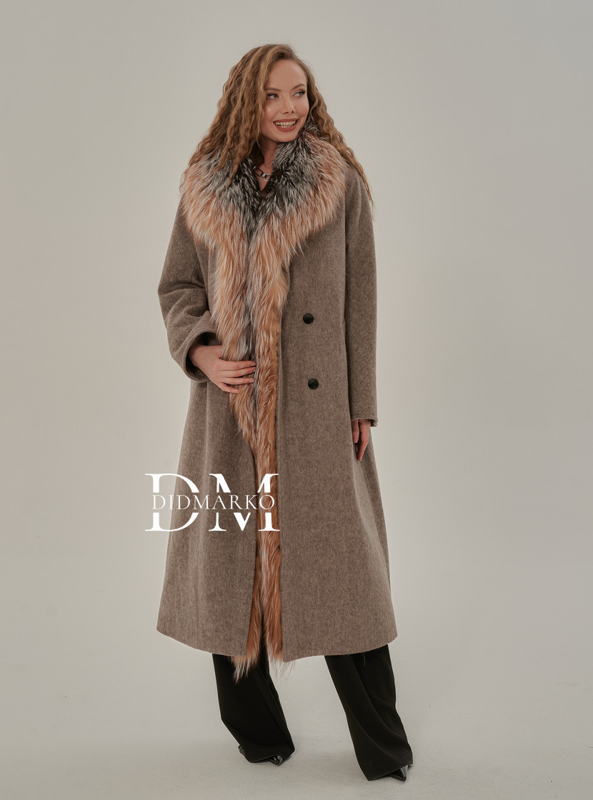 Стильное пальто c мехом лисы