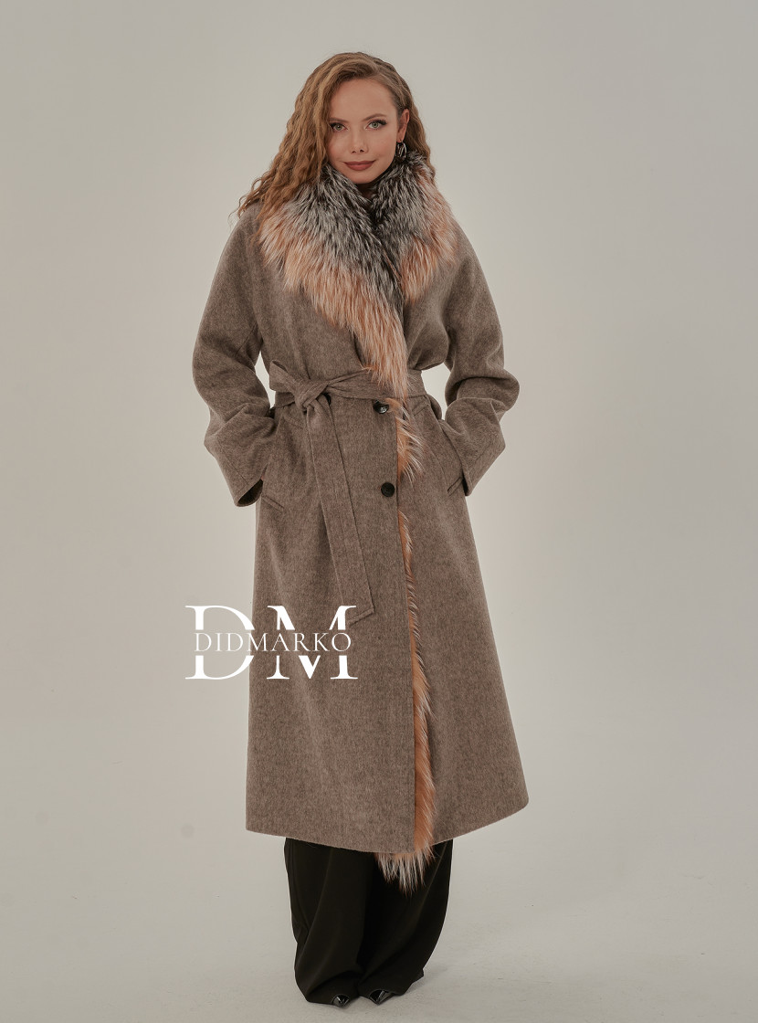 Стильное пальто c мехом лисы
