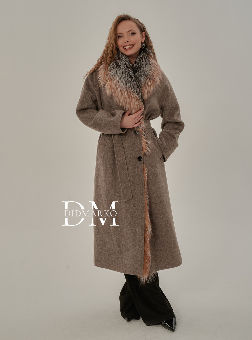 Стильное пальто c мехом лисы