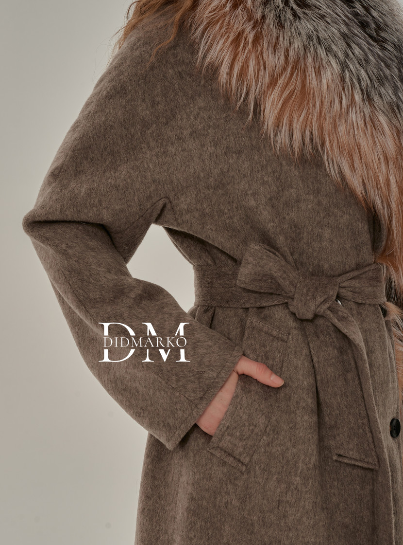 Стильное пальто c мехом лисы