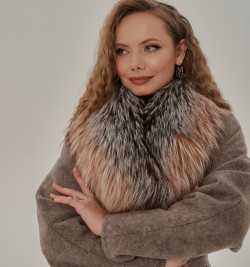 Стильное пальто c мехом лисы