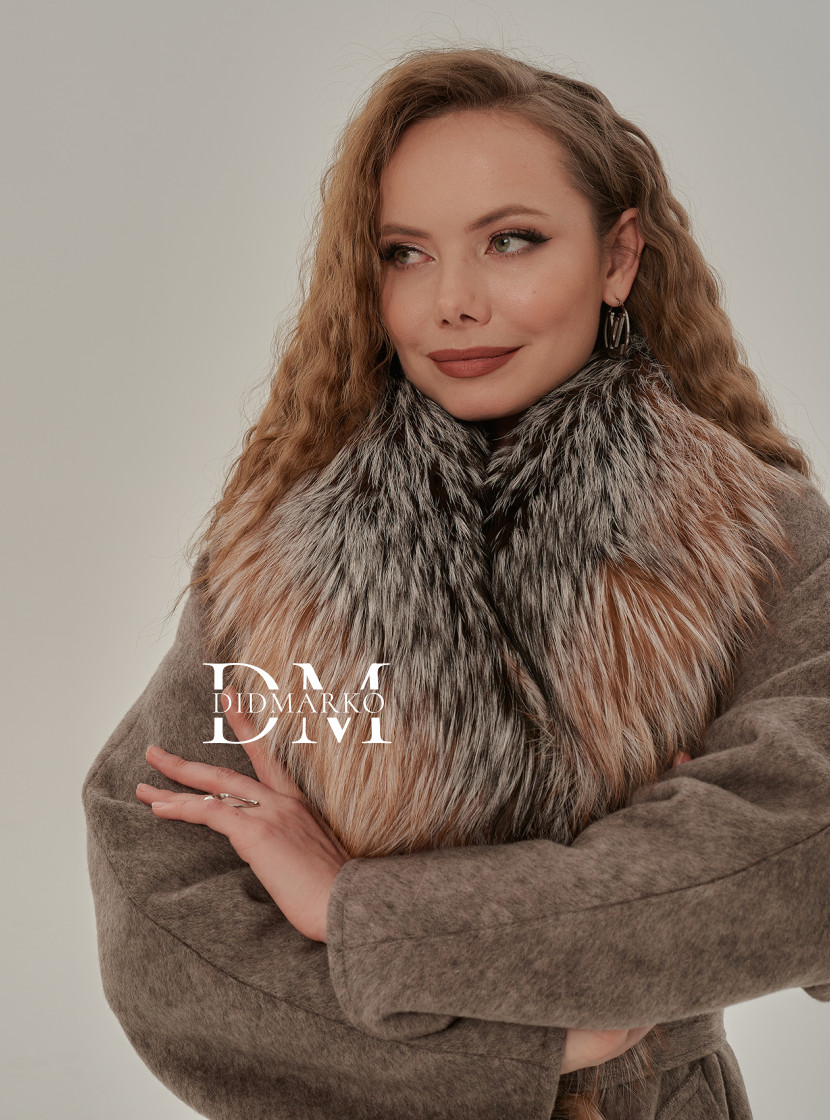 Стильное пальто c мехом лисы