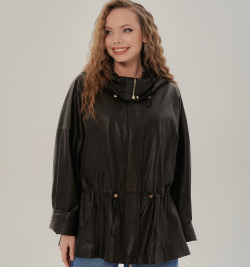 Легкая кожаная куртка с капюшоном на весну