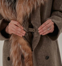 Стильное пальто c мехом лисы