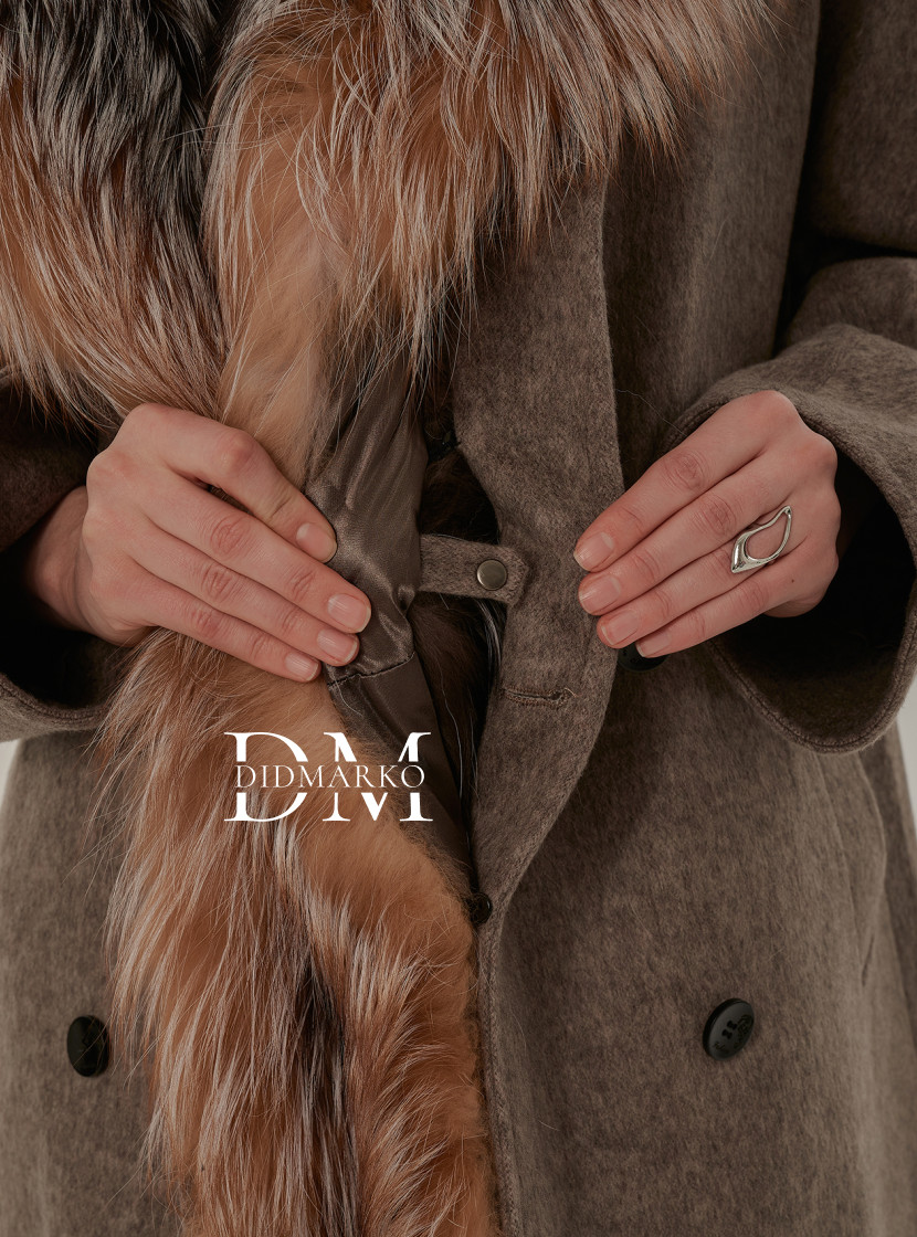 Стильное пальто c мехом лисы