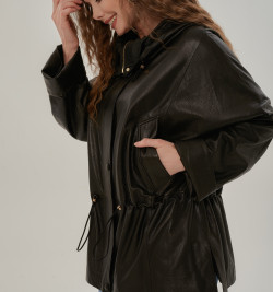 Легкая кожаная куртка с капюшоном на весну