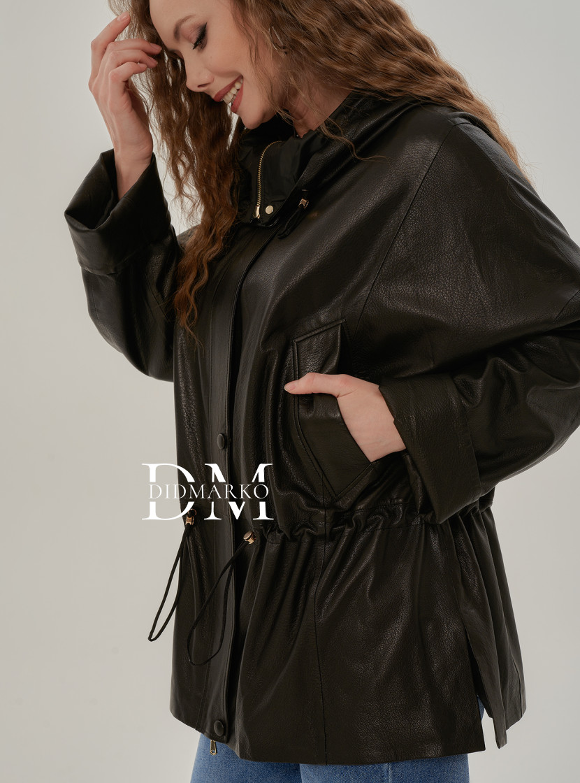Легкая кожаная куртка с капюшоном на весну