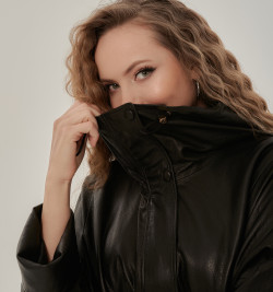 Легкая кожаная куртка с капюшоном на весну