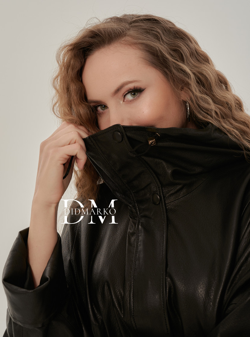 Легкая кожаная куртка с капюшоном на весну