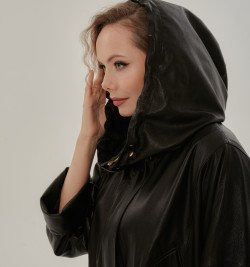 Легкая кожаная куртка с капюшоном на весну