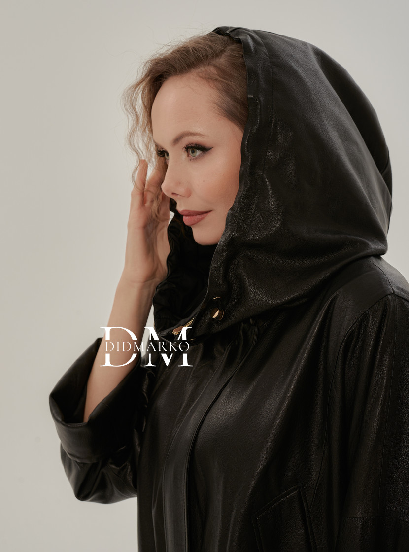 Легкая кожаная куртка с капюшоном на весну