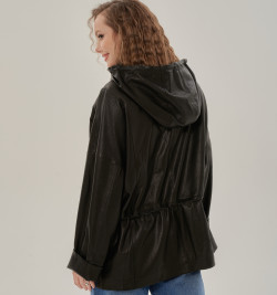 Легкая кожаная куртка с капюшоном на весну