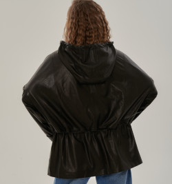 Легкая кожаная куртка с капюшоном на весну