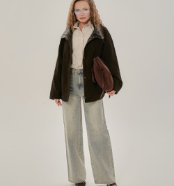 Стильная замшевая куртка коричневого цвета