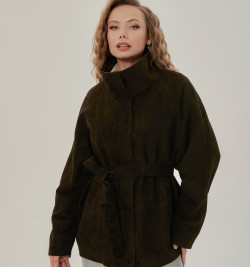 Стильная замшевая куртка коричневого цвета