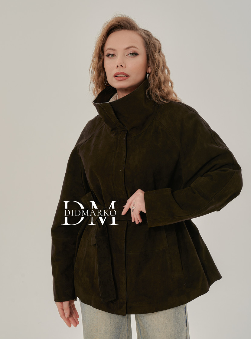 Стильная замшевая куртка коричневого цвета