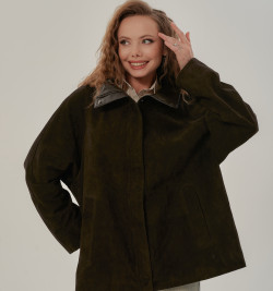 Стильная замшевая куртка коричневого цвета