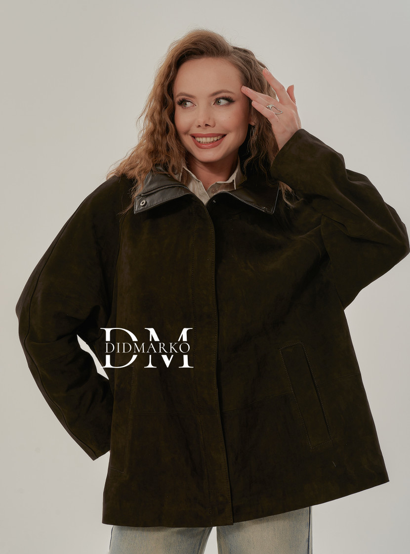 Стильная замшевая куртка коричневого цвета