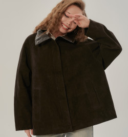 Стильная замшевая куртка коричневого цвета