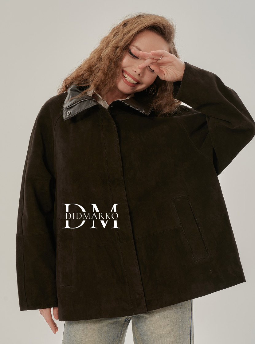 Стильная замшевая куртка коричневого цвета