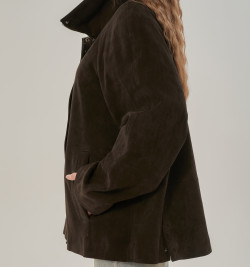 Стильная замшевая куртка коричневого цвета