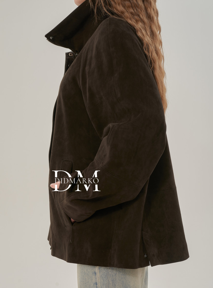 Стильная замшевая куртка коричневого цвета