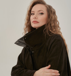 Стильная замшевая куртка коричневого цвета