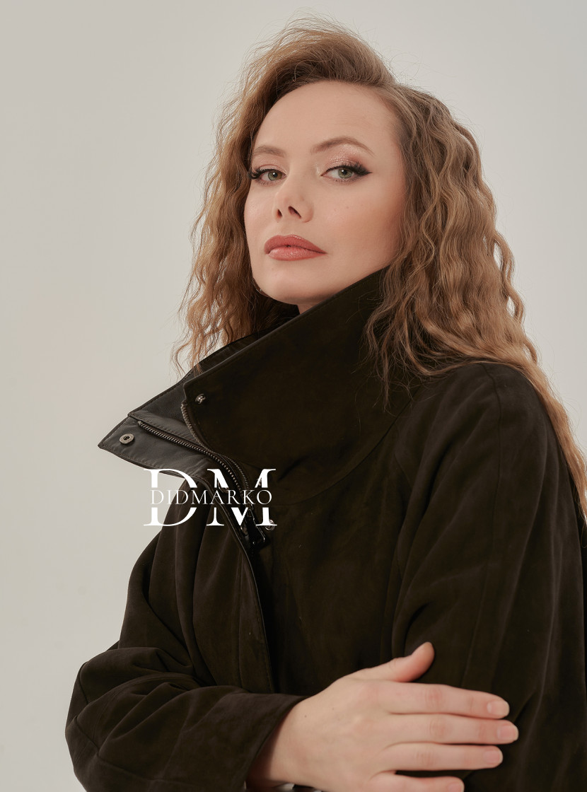 Стильная замшевая куртка коричневого цвета