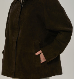 Стильная замшевая куртка коричневого цвета