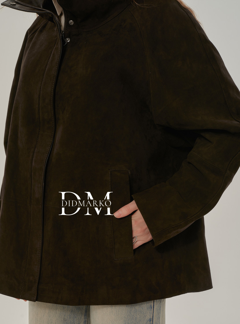 Стильная замшевая куртка коричневого цвета