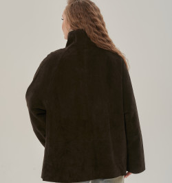 Стильная замшевая куртка коричневого цвета