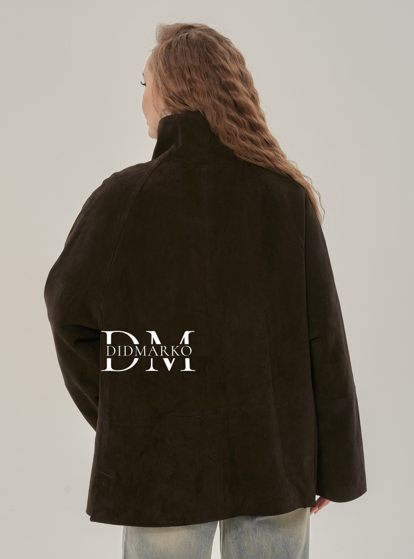 Стильная замшевая куртка коричневого цвета